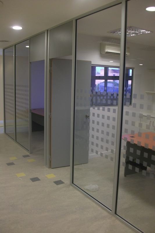 Divisores oficinas con vidrio laminado